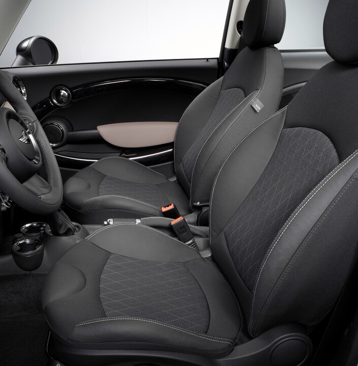 Les sièges de la Mini R56 se signalent par un confort certain, mais ils manquent de maintien latéral. En tout cas, à l'avant, l'espace ne manque pas.