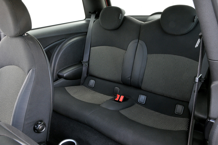 Bien peu d'espace à l'arrière de la Mini R56, en longueur comme en largeur, et le coffre se révèle par ailleurs du genre... Mini !