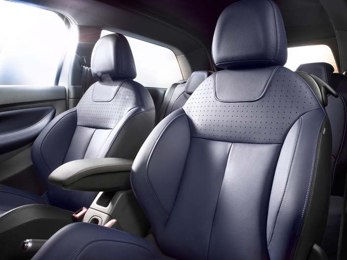 Sellerie très confortable dans la Citroën DS3, tant par le moelleux que le maintien latéral. L'accoudoir central avant ajoute à l'agrément général.