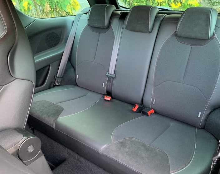 Les places arrière de la Citroën DS3 accueillent deux adultes dans de bonnes conditions, et le coffre s'avère très acceptable.