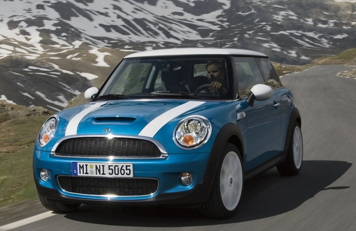 Sacrées sensations au volant de la très performante Mini Cooper S, qui rappelle un go-kart par son comportement. Mais celui-ci se dégrade sur mauvais revêtement.