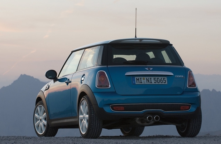 Béquet et double sortie d'échappement distinguent la poupe de la Cooper S de celle des autres Mini R56. Ici, fin 2006.