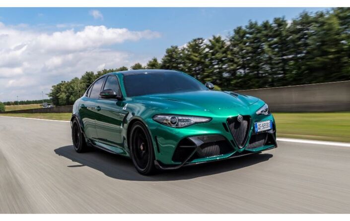 Ici dans sa version la plus puissante, la Giulia traverse le temps mais ne brade pas ses charmes, même avec un petit diesel.