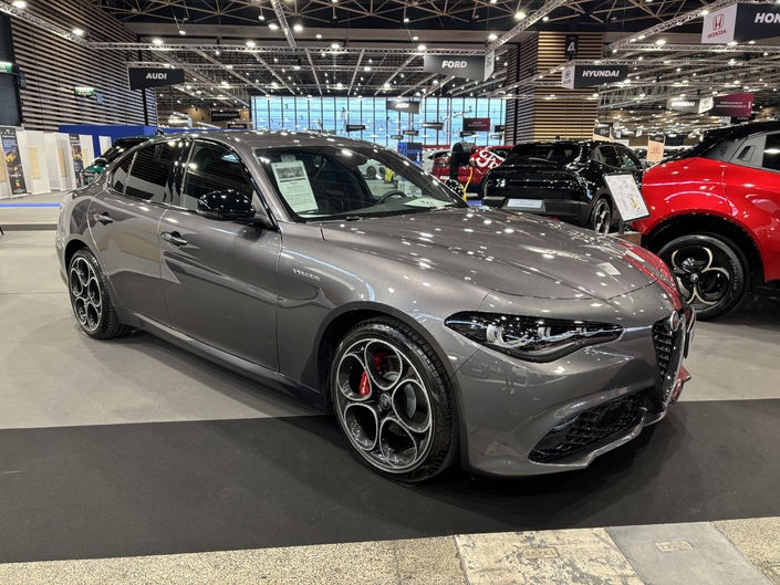 Preuve que le salon de Lyon n'est pas uniquement un salon réservé aux nouveautés, la Giulia traverse le temps mais ne brade pas ses charmes, même avec un petit diesel...