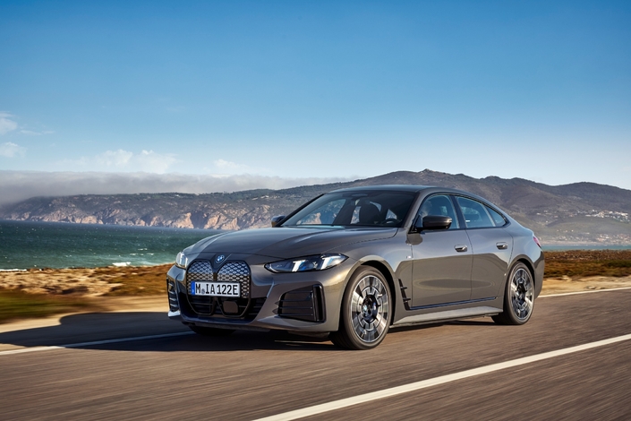 BMW présentera ses i4 à autonomies légèrement augmentées, affichées entre 57 850 € en eDrive 35 et 78 950 € en M60 xDrive.