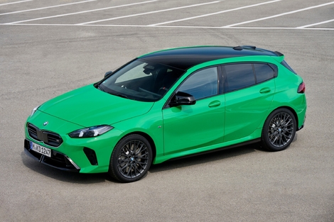 La Série propose quatre essence de 122 à 300 ch et un diesel de 163 ch, entre 36 050 € à 58 350 €.