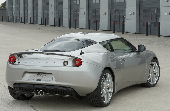 La poupe de la Lotus Evora parvient à rester fine alors qu'elle contient un moteur et un coffre. Joli travail de design !