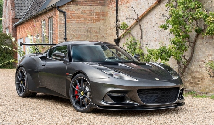 En 2017, l'Evora dans sa variante GT430, nantie d'un spectaculaire aileron arrière, devient la Lotus de route la plus puissante jamais produite (436 ch). Dommage, l'essuie-glace vertical fait un peu tuning...