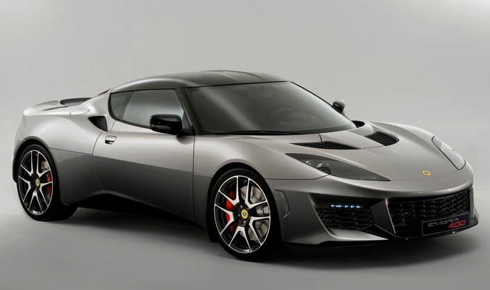 En 2015, la Lotus Evora bénéficie d'un restylage et d'une hausse de puissance (406 ch), qui lui vaut d'être appelée 400. Moins de subtilité et plus d'agressivité...
