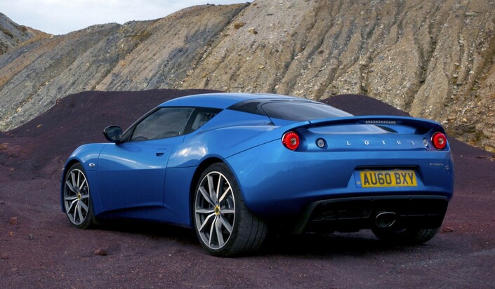 A l'arrière, la Lotus Evora S se distingue de la version de base par son diffuseur et son unique sortie d'échappement centrale.