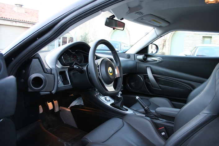 L'habitacle de la Lotus Evora S, ici en 2010, présente fort bien mais son assemblage reste perfectible.
