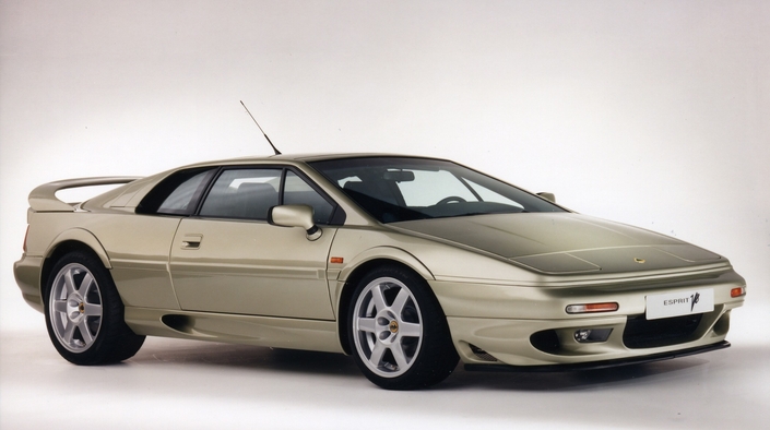 Présentée en 1996, la Lotus Esprit V8 s'équipe d'un moteur maison... et très fiable ! Notez les rétroviseurs de Citroën CX.
