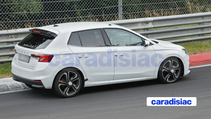 Le premier prototype qui menait bon train sur le tracé de la Nordschleife était équipé d’étriers arrière spéciaux et colorés en rouge. Des éléments qui n’équipent pas la Fabia, y compris la version Monte-Carlo qui est la finition la plus sportive de la gamme.
