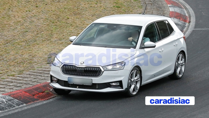 Le deuxième prototype présent sur le circuit du Nürburgring cet été, dispose d’un splitter qui entoure à l’avant le bas du bouclier, tandis qu’à l’arrière un becquet plus long et au design assez tourmenté prolonge le pavillon de cette Fabia.