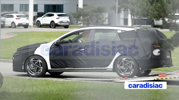 Bien camouflé à l’avant, à l’arrière et des deux côtés, ce prototype de Hyundai i30 SW restylé reçoit aussi un camouflage à l’intérieur. Cela peut indiquer, sans qu’on en soit totalement sûr, que le restylage, qui sera sans doute le dernier, pourrait être important.
