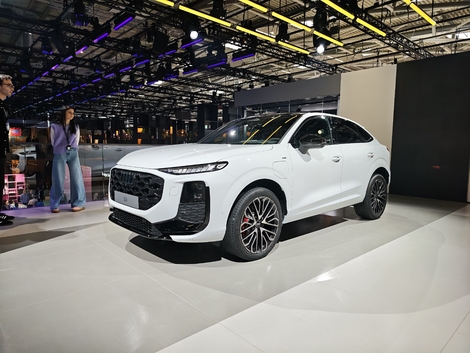 L'avant est identique au nouveau Q3 avec les optiques affinées et la calandre hexagonale. La couleur blanche fait ressortir les plastiques noir laqué.