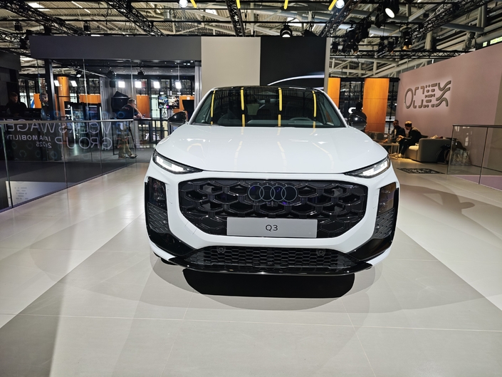 Au lancement le Q3 proposera 3 motorisations avec en entrée de gamme le 4 cylindres essence 1.5 micro-hybrides 48 V de 150 ch. L’offre est suivie par le 2.0 TDi de 150 ch en deux roues motrices et complétée par une motorisation hybride rechargeable de 272 ch.