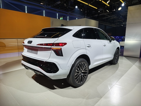 Ce Sportback diffère par une ligne de toit plus inclinée (29 mm de moins en hauteur) et une partie arrière inédite, surtout au niveau des feux.