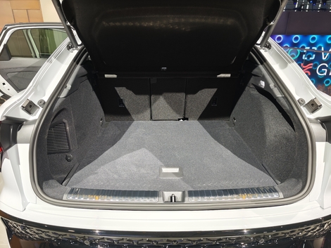 Le coffre cube 488 litres, un chiffre en recul par rapport à la précédente génération (en raison de l’arrivée de la batterie de l'hybridation 48 volts). La banquette arrière coulissante permet d’obtenir 575 litres lorsqu’elle est avancée.