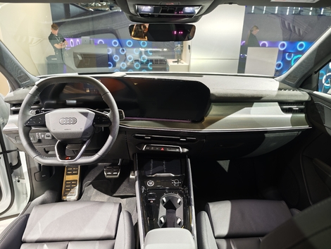 Audi a rehaussé la qualité perçue de son modèle avec des placages en bois, des tissus « d'ameublement » et des plastiques de bonne qualité. L’ensemble provient en partie de matériaux recyclés.