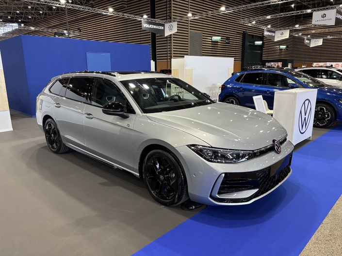 L'emblématique Passat est présentée en hybride et hybride rechargeable.