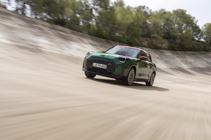 Le Mini Aceman JCW développe 258 ch, revendique une autonomie 345 km et se négocie à 45 450 €