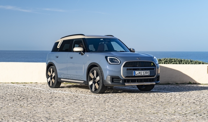 Le Mini Countryman électrique ici en version 4 roues motrices développe 323 ch, dépasse les 2 tonnes sur la balance et approche les 50 000 €.