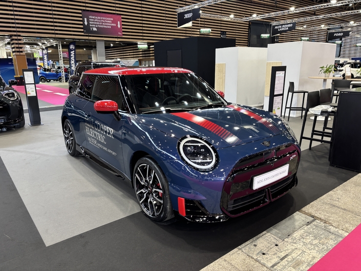 La Mini électrique aussi a droit à sa version JCW de 258 ch. Vendue à partir de 42 550 €, elle offre un rayon d'action de 365 km.