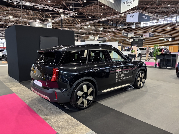 Le Mini Countryman électrique ici en version 4 roues motrices développe 323 ch, dépasse les 2 tonnes sur la balance et approche les 50 000 €.