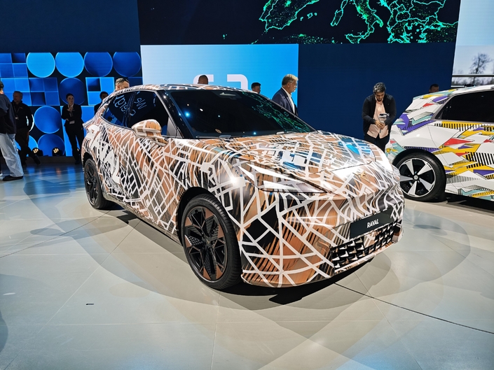 Le Cupra Raval de série, mais encore camouflé au Salon de Munich