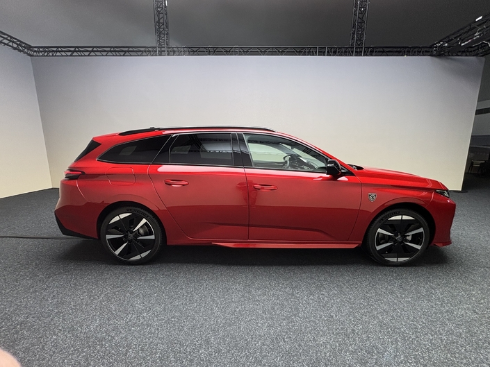 Le volume de coffre de la 308 SW varie selon la motorisation: 552 litres en thermique, 505 litres en électrique et 467 pour l'hybride rechargeable.