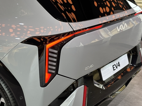 La Kia EV4 est une berline électrique au style décalé - En direct du salon de Munich.
