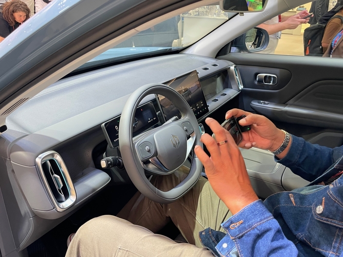 L'ambiance intérieure est minimaliste, comme dans les autres modèles de Leapmotor.