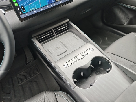 Cela devrait être le cas désormais partout. Je parle de la présence de deux emplacements de recharge par induction. Vu comme tout le monde cherche désespérément à charger son smartphone, c'est une bonne idée amenée par les chinois, et Tesla !