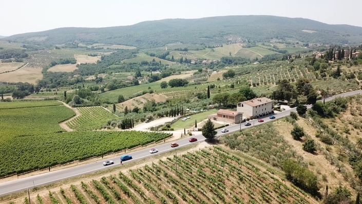 Nos neuf autos, les Alfa Romeo 4C, Giulia, Giulietta, Stelvio, Fiat 500 C, 500 X, Panda, Tipo et Abarth 124, sillonnent la belle campagne Toscane.