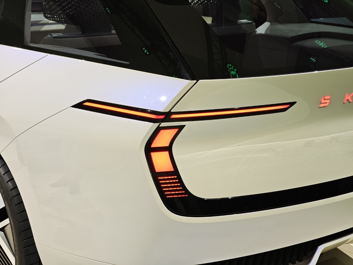 La signature lumineuse arrière en forme de T est inédite, mais se retrouvera bientôt sur les nouveautés à venir. Le petit SUV Epiq l'adopte déjà.