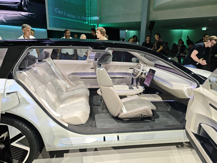 Sièges et appuie-tête sont confortables. Ces derniers sont imprimés en 3D. Et la banquette arrière est spacieuse.
