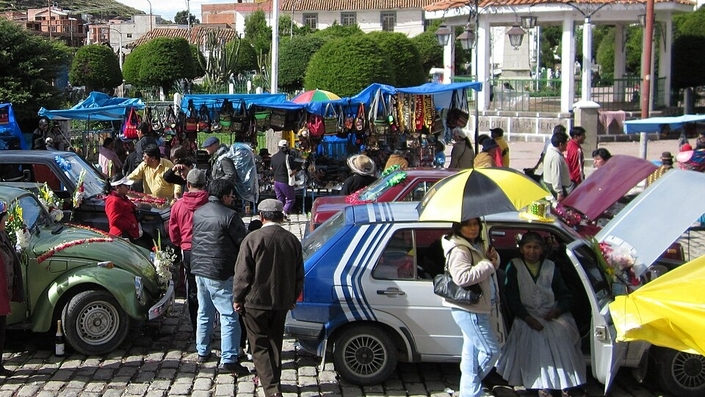 Le pèlerinage de Copacabana est incontournable pour la plupart des Boliviens et des Péruviens, qui célèbrent la Pachamama avec bière et champagne à portée de roues  - Crédit Wikipedia Commons