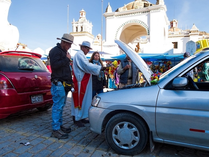 Les fidèles se succèdent sur le parvis de la basilique, laissant la spiritualité faire son oeuvre sur leurs voitures stationnant capots ouverts - Crédit DR
