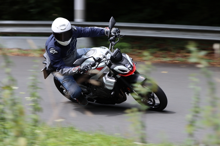 L’Aprilia Tuono 457 est-elle compétitive sur le segment A2 ?