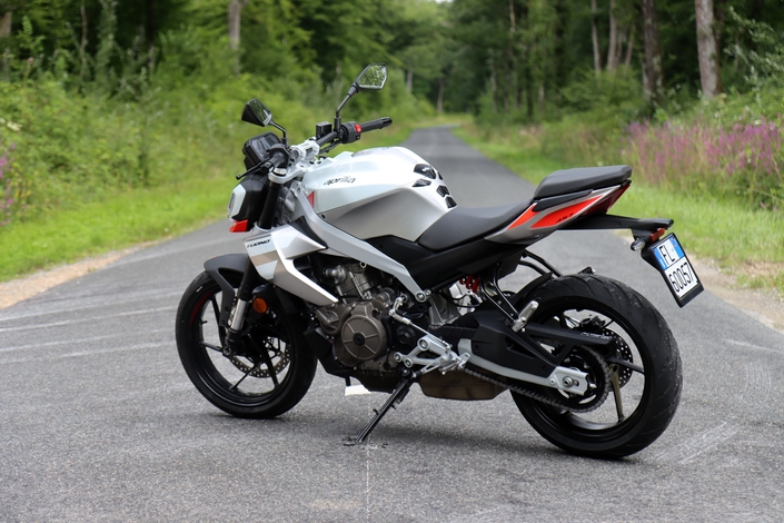 L’Aprilia Tuono 457 est-elle compétitive sur le segment A2 ?