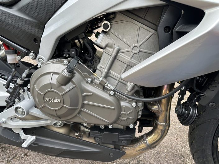 L’Aprilia Tuono 457 est-elle compétitive sur le segment A2 ?