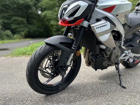 L’Aprilia Tuono 457 est-elle compétitive sur le segment A2 ?