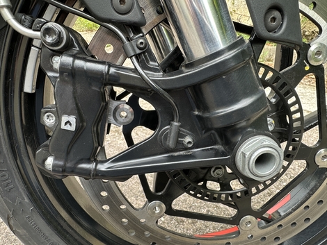 L’Aprilia Tuono 457 est-elle compétitive sur le segment A2 ?