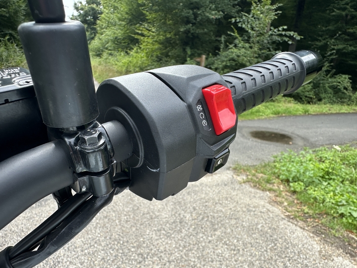 L’Aprilia Tuono 457 est-elle compétitive sur le segment A2 ?