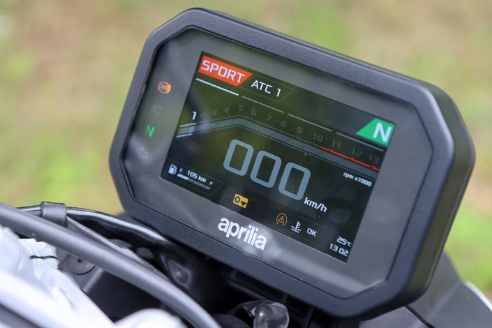 L’Aprilia Tuono 457 est-elle compétitive sur le segment A2 ?