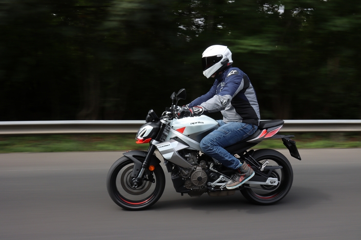 L’Aprilia Tuono 457 est-elle compétitive sur le segment A2 ?