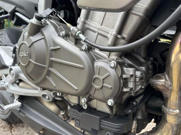 L’Aprilia Tuono 457 est-elle compétitive sur le segment A2 ?