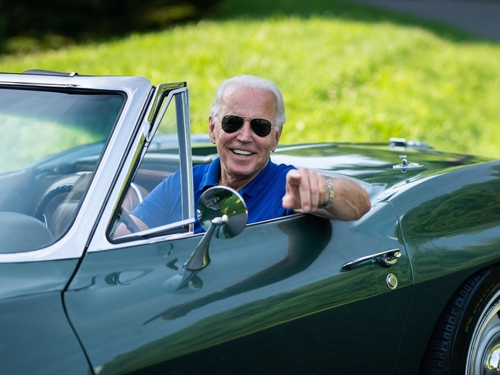 Même s'il adore sa Chevrolet Corvette V8, Joe Biden devrait plutôt favoriser les électriques.