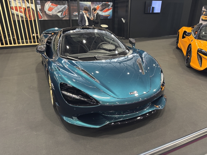 McLaren annonce un 0 à 100 km/h en 2,8 secondes et surtout un 0 à 200 km/h en 7,2 secondes.